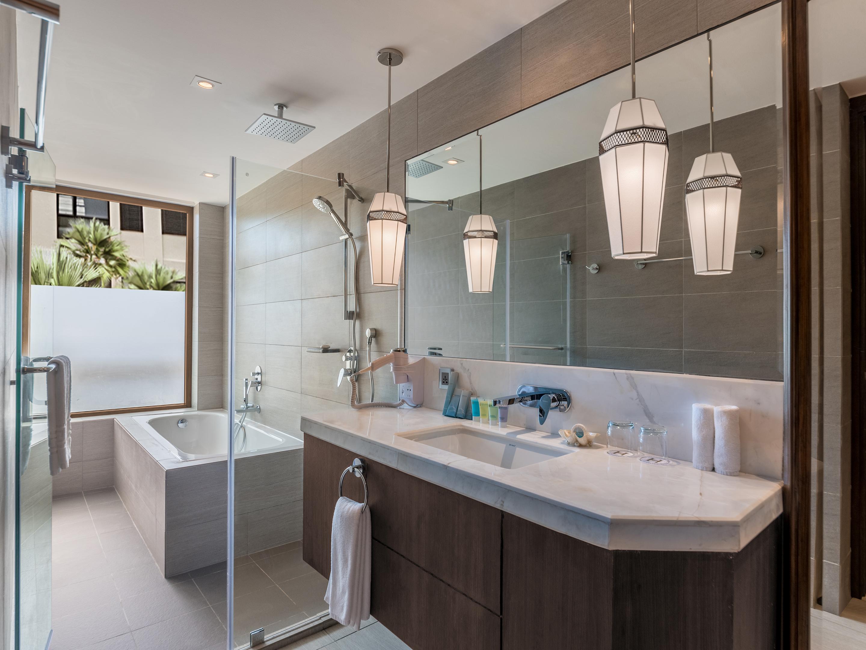 เฮนานน์ ไพรม์ บีช รีสอร์ต Hotel Balabag  ภายนอก รูปภาพ Bathroom