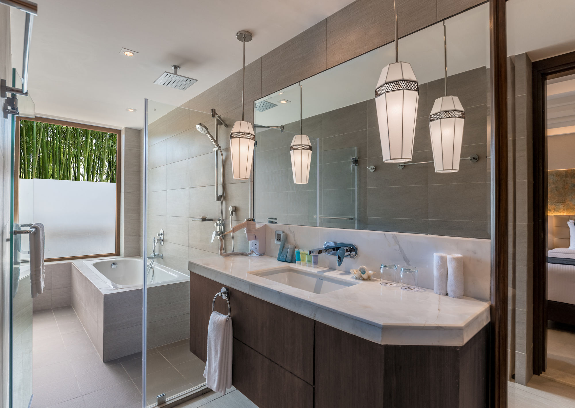 เฮนานน์ ไพรม์ บีช รีสอร์ต Hotel Balabag  ภายนอก รูปภาพ Bathroom